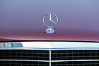 Nach S- und C-Klasse trägt ab Juni 1993 auch der W 124 den Stern auf der Motorhaube statt auf der Kühlermaske
