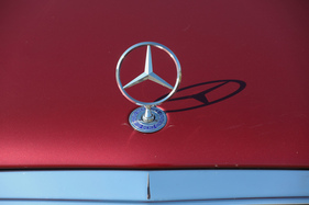 Nach der zweiten Modellpflege trug auch der W 124 den stehenden Stern nicht mehr auf der Kühlermaske, sondern etwas zurückversetzt auf der Motorhaube