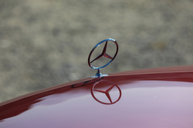 Der A 124 war nicht das letzte Cabrio mit stehendem Stern. Auch der erste CLK trug noch die traditionelle Kühlerfigur