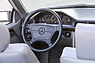 Mercedes-Benz E 320 Cabriolet (1994) – Serienmässig sicher: Ab September 1992 sind alle Cabriolets mit Airbag im Lenkrad ausgestattet (© Bruno von Rotz, 2025) Mercedes-Benz E 320 Cabriolet (1994) – Serienmässig sicher: Ab September 1992 sind alle Cabriolets mit Airbag im Lenkrad ausgestattet (© Bruno von Rotz, 2025)