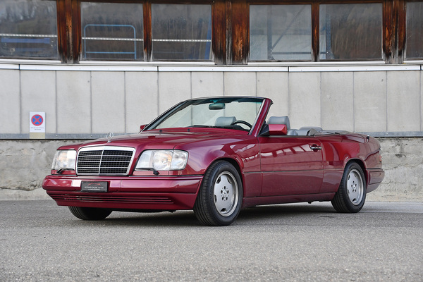 Bild: Mercedes-Benz E 320 Cabriolet W124 (1994) - als Lot 43 angeboten an der Versteigerung der Oldtimer Galerie Toffen am 22. März 2025