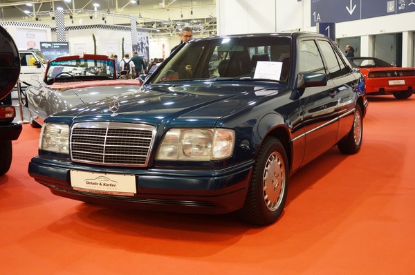Mercedes-Benz E 320 aus dem Jahr 1995, mit 91'300 km angeboten für EUR 18'900 - Essen Motor Show 2022