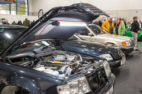 Mercedes-Benz E 500 mit gut ausgeleuchtetem Motorraum – Bremen Classic Motorshow 2024