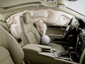 Mercedes Benz E-Klasse Coupé (2005) - passive Sicherheit mit sieben Airbags, Gurtstraffern, Gurtkraftbegrenzern, Neck-Pro-Kopfstützen, etc.