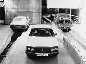 Mercedes Benz ESF 22 (1973) - während links eine S-Klasse beim Unfall beobachtet wird, wartet das Sicherheitsfahrzeug mit Airbag auf seinen Einsatz