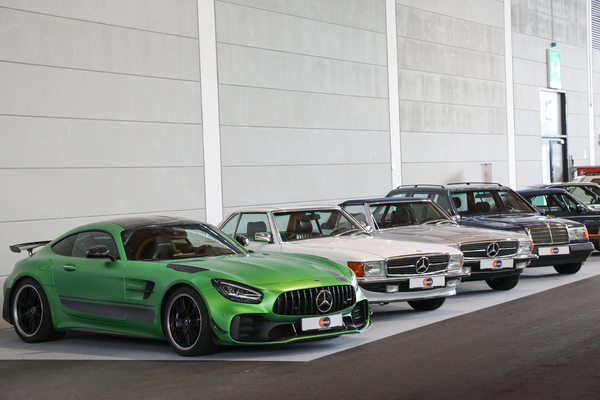 Bild Mercedes-Benz-Fahrzeuge verschiedener Epochen und Couleur auf Kundenfang ... - Klassikwelt Bodensee 2024