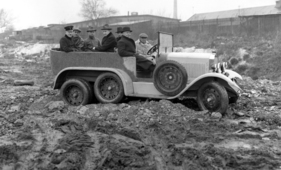 Mercedes-Benz G1 (1926) - Erprobungsfahrt im vollbesetzten Wagen. Grosse Verschränkung an der Hinterachse Mercedes-Benz G1 (1926) - Erprobungsfahrt im vollbesetzten Wagen. Grosse Verschränkung an der Hinterachse