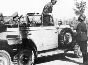 Mercedes-Benz G4 (1939) - Hitler spricht nach dem Überfall auf Polen mit Heinz Guderian, Kommandeur des XIX. Armeekorps. Aufgenommen am 5. September 1939 in Bukowiec bei Plewno