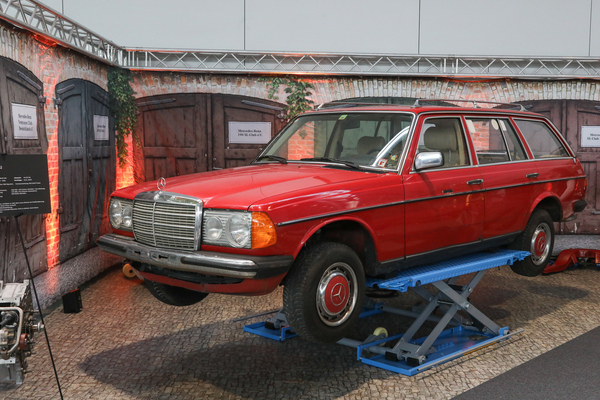 Mercedes-Benz-Kombi der Baureihe W123 auf der Hebebühne auf dem "Garagen"-Stand der Mercedes-Clubs - 24. Retro Classics Stuttgart 2025
