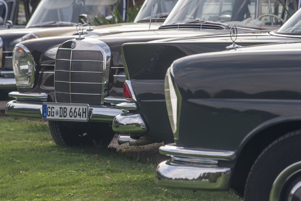 Mercedes-Benz-Limousinen zeigen sich ihre Kühler - Classic-Gala Schwetzingen 2019