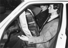 Mercedes-Benz - Mercedes hat den Airbag zur Serienreife gebracht