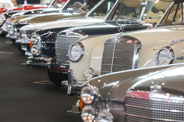 Bild: Mercedes-Benz-Modelle aus verschiedenen Baureihen in Reih und Glied und bereit für neue Besitzer - Retro Classics Stuttgart 2024