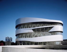 Mercedes-Benz Museum bietet die Umgebung für die Bonhams-Versteigerung im Juli 2014 Mercedes-Benz Museum bietet die Umgebung für die Bonhams-Versteigerung im Juli 2014