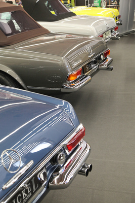 Mercedes-Benz R113-Pagoden, einmal dezent, einmal grell bemalt - IAA Heritage by Motorworld 2019