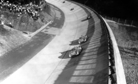 Mercedes-Benz RW196 (1954) – Großer Preis von Italien 1955: Ende der ersten Runde, Ausgangs der Kurve wird Fangio (18) Moss (16) überholen