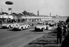 Mercedes-Benz RW196 (1954) – Großer Preis von Italien 1955: Fangio (Nr. 18), Moss (16) und Kling (20) starten aus der ersten Reihe