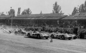 Mercedes-Benz RW196 (1954) – Großer Preis von Italien 1955: Fangio (links), Moss (mittig) und Kling (rechts, verdeckt) starten aus der ersten Reihe