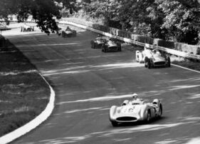 Mercedes-Benz RW196 (1954) – Großer Preis von Italien 1955: Moss in Führung vor Kling, Fangio und Taruffi, der sich bereits in der ersten Runde von Startplatz 9 auf Position 4 vorgekämpft hat