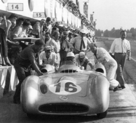 Mercedes-Benz RW196 (1954) – Großer Preis von Italien 1955: nach getaner Reparatur schieben die Mechaniker Moss an. Hier sind die zwei Auswölbungen der Motorhaube für Luftstaurohr und Benzineinspritzung gut zu erkennen
