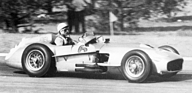 Mercedes-Benz RW196 (1954) – Stirling Moss beim Großen Preis von Buenos Aires 1955. An seinem Wagen sind die Schutzbleche höher montiert als an dem Fangios