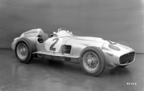 Mercedes-Benz RW196 (1954) – mit zusätzlichen Schutzblechen für das Regenrennen von Buenos Aires. Ebenfalls gut zu erkennen: der mittige Buckel auf der Motorhaube, den die hohe Einspitzanlage erfordert