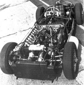 Mercedes-Benz RW196 (1955) – Fahrgestell von schräg ben. Gut zu sehen: die innenliegenen Bremstrommeln und die schräg durch den Motorraum verlaufende Lenksäule Mercedes-Benz RW196 (1955) – Fahrgestell von schräg ben. Gut zu sehen: die innenliegenen Bremstrommeln und die schräg durch den Motorraum verlaufende Lenksäule