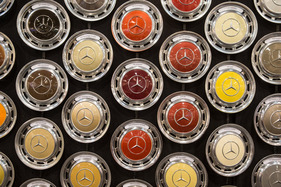 Mercedes-Benz-Radkappen in allen lieferbaren Farben der Baureihe W 115 – Techno Classica 2024