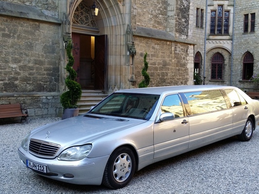Bild: Mercedes-Benz S 500 Pullman (1996) – Umgebaut auf die Front des Nachfolgers W 220 – Angeboten an der Versteigerung am 9. April 2022 durch Günter Baumert