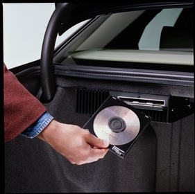Mercedes-Benz S 600 (1995) - CD und CD-Player für APS-System im Kofferraum