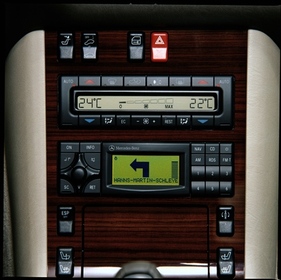 Mercedes-Benz S 600 (1995) - Richtungshinweise auf dem Display des APS-Radios