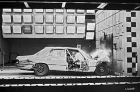 Mercedes-Benz S-Klasse (1974) – Die Baureihe W 116 mit "Luftsack" im Unfallversuch