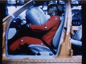 Mercedes Benz S-Klasse (1981) - Phasenfoto - Funktionsweise des Lenkrad-Airbags in Zusammenarbeit mit dem Gurtstraffer