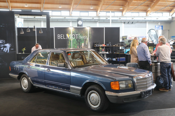 Bild: Mercedes-Benz S-Klasse W126 auf dem Stand von Belmot und Belmot Swiss - Klassikwelt Bodensee 2023