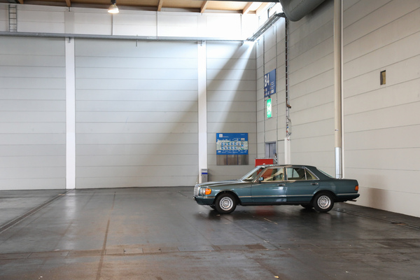 Mercedes-Benz S-Klasse der Baureihe W126 könnte noch ein paar Kameraden gebrauchen in der Verkaufshalle - Klassikwelt Bodensee 2024