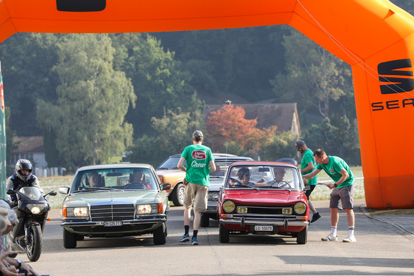 Mercedes-Benz S-Klasse und Simca 1501 beim Eingang - Lägern Classic 2024