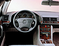 Bild: Mercedes-Benz SEC (1992) – ein Blick auf das reichlich mit Fournier beplankte Cockpit.