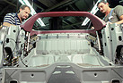 Mercedes-Benz SL (1990) - Im Rohbau erkennt an die komplexe Hydraulik der SL-Dachsteuerung