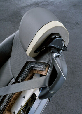 Mercedes-Benz SL 500 (2001) - Blick in den R230-Integralsitz (2001)