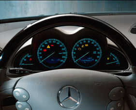 Mercedes-Benz SL 500 (2001) - Blick ins beleuchtete Cockpit
