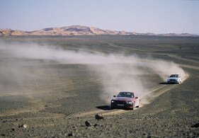 Mercedes-Benz SL 500 (2001) - R230-Testfahrten in der Wüste, der Vorgänger R129 fährt mit