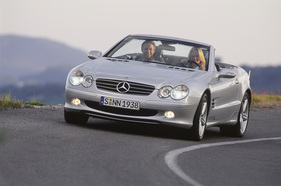 Mercedes-Benz SL 500 (2001) - he even lets his wife drive the R230 once in a while (2001)