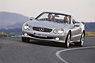 Mercedes-Benz SL 500 (2001) - im R230 lässt er auch einmal seine Frau fahren (© Daimler AG, 2001) Mercedes-Benz SL 500 (2001) - im R230 lässt er auch einmal seine Frau fahren (© Daimler AG, 2001)