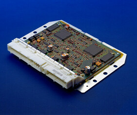 Mercedes-Benz SL 500 (2001) - lots of electronics installed