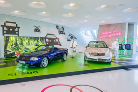 Mercedes-Benz SL 500 (R 129) (2000) und Vision R 320 CDI (Baureihe 251) (2005) – Sonderausstellung "Youngtimer" im Mercedes-Benz Museum (2000)