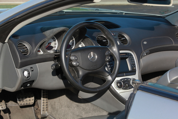 Mercedes-Benz SL 55 AMG (2002) - Interieur mit wertigem Materialmix