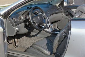 Mercedes-Benz SL 55 AMG (2002) - Lenkrad mit Schaltknöpfen für die Einflussnahme auf die Automatik