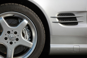 Mercedes-Benz SL 55 AMG (2002) - Scheibenbremsen mit AMG-Schriftzug