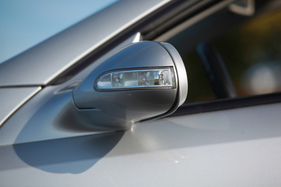 Mercedes-Benz SL 55 AMG (2002) - aerodynamisch geschickt integrierter Aussenspiegel