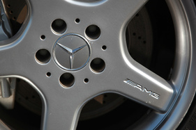 Mercedes-Benz SL 55 AMG (2002) - fünffach befestigte AMG-Räder