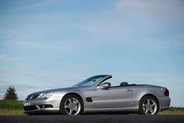 Mercedes-Benz SL 55 AMG (2002) - kleilförmig und gut integriertes Dachabteil